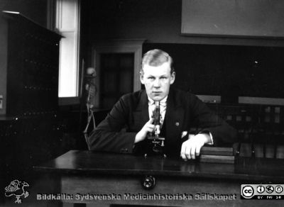 Fotoalbum från histologikursen i Lund 1931
Fotoalbum från histologikursen 1931. Bildtext saknas. Foto troligen i föreläsningssalen i histologiska avdelningen i anatomiska institutionen i Lund. 
Bildkälla Stiftelsen Locus Medicus Lundensis 250317. Sydsvenska Medicinhistoriska Sällskapet / SMHS. Fotograf okänd.
Nyckelord: Medicine studerande;Histologiska avdelningen;Anatomiska Institutionen;Medicinska fakulteten i Lund;Locus Medicus Lundensis;Universitetet i Lund;Föreläsningssal