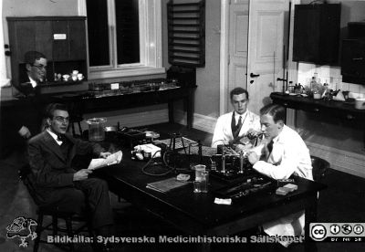 Fotoalbum från histologikursen i Lund 1931
Fotoalbum från histologikursen 1931. Bildtext "Nattlig flit". Foto troligen i kurslaboratoriet på histologiska avdelningen i anatomiska institutionen i Lund. 
Bildkälla Stiftelsen Locus Medicus Lundensis 250317. Sydsvenska Medicinhistoriska Sällskapet / SMHS. Fotograf okänd.
Nyckelord: Medicine studerande;Histologiska avdelningen;Anatomiska Institutionen;Medicinska fakulteten i Lund;Locus Medicus Lundensis;Universitetet i Lund;kurslaboratorium