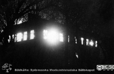 Fotoalbum från histologikursen i Lund 1931
Fotoalbum från histologikursen 1931. Bildtext "Nattlig flit". Foto nattetid av histologiska avdelningens lokaler i anatomiska institutionen i Lund. Omgivande träd är avlövade.
Bildkälla Stiftelsen Locus Medicus Lundensis 250317. Sydsvenska Medicinhistoriska Sällskapet / SMHS. Fotograf okänd.
Nyckelord: Histologiska avdelningen;Anatomiska Institutionen;Medicinska fakulteten i Lund;Locus Medicus Lundensis;Universitetet i Lund