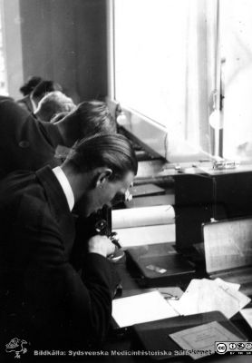 Fotoalbum från histologikursen i Lund 1931
Fotoalbum  från histologikursen 1931. Bildtext "Arbete och - - arbete återigen". Foto troligen i histologiska avdelningens föreläsningssal på anatomiska institutionen i Lund. Lyssna, mikroskopera, anteckna och memorera!
Bildkälla Stiftelsen Locus Medicus Lundensis 250317. Sydsvenska Medicinhistoriska Sällskapet / SMHS. Fotograf okänd.
Nyckelord: Medicine studerande;Histologiska avdelningen;Anatomiska Institutionen;Medicinska fakulteten i Lund;Locus Medicus Lundensis;Universitetet i Lund