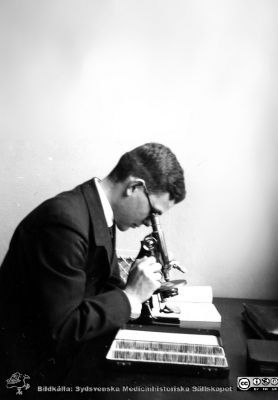 Fotoalbum  från histologikursen i Lund 1931
Fotoalbum  från histologikursen 1931. Bildtext "Arbete och - - arbete återigen". Foto troligen i histologiska avdelningens föreläsningssal på anatomiska institutionen i Lund. Lyssna, mikroskopera, anteckna och memorera!
Bildkälla Stiftelsen Locus Medicus Lundensis 250317. Sydsvenska Medicinhistoriska Sällskapet / SMHS. Fotograf okänd.
Nyckelord: Medicine studerande;Histologiska avdelningen;Anatomiska Institutionen;Medicinska fakulteten i Lund;Locus Medicus Lundensis;Universitetet i Lund