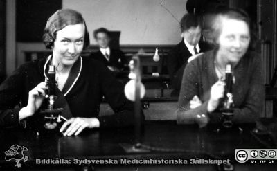 Fotoalbum "Kursen i histologi H T 1932.
Fotoalbum "Kursen i histologi H T 1932".  Bildtext "Anna-Lisa Nilsson, Heijbel".  Maj Heijbel gifte sig med kurskamraten Sven Belfrage (1911-2009, överläkare på infektionskliniken i Malmö). Troligen medicine studerande vid  kursmikroskop på histologiska avdelningens mikroskoperingssal på anatomiska institutionen i Lund. 
Bildkälla stiftelsen Locus Medicus Lundensis och Sydsvenska Medicinhistoriska Sällskapet / SMHS. Fotograf okänd.
Nyckelord: Medicine studerande;Histologiska avdelningen;Anatomiska Institutionen;Medicinska fakulteten i Lund;Locus Medicus Lundensis;Universitetet i Lund