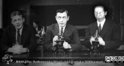 Fotoalbum "Kursen i histologi H T 1932.
Fotoalbum "Kursen i histologi H T 1932".  Bildtext "Camp, Ripa, Tor Larsson".  Troligen medicine studerande vid  kursmikroskop på histologiska avdelningens mikroskoperingssal på anatomiska institutionen i Lund. 
Bildkälla stiftelsen Locus Medicus Lundensis och Sydsvenska Medicinhistoriska Sällskapet / SMHS. Fotograf okänd.
Nyckelord: Medicine studerande;Histologiska avdelningen;Anatomiska Institutionen;Medicinska fakulteten i Lund;Locus Medicus Lundensis;Universitetet i Lund