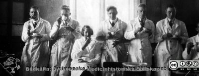 Fotoalbum  "Kursen i histologi H T 1932
Fotoalbum  "Kursen i histologi H T 1932".  Bildtext: "Kafferast". Bilden kan också ses som en fortsättning på bildserien "Sällskapsliv". Troligen medicinare under studier på histologiska avdelningens mikroskoperingssal på anatomiska institutionen i Lund. 
Bildkälla stiftelsen Locus Medicus Lundensis och Sydsvenska Medicinhistoriska Sällskapet / SMHS. Fotograf okänd.
Nyckelord: Universitetet i Lund;Locus Medicus Lundensis;Anatomiska Institutionen;Histologiska avdelningen;Sydsvenska Medicinhistoriska Sällskapet;SMHS;Medicine studerande