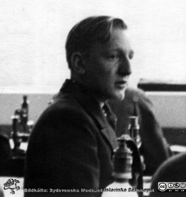 Fotoalbum "Kursen i histologi V. T. 1933.
Fotoalbum "Kursen i histologi V. T. 1933. Bildtext: "Påhlsson". Medicine studerande på avdelningen för histologi på anatomiska institutionen i Lund. 
Bildkälla stiftelsen Locus Medicus Lundensis och Sydsvenska Medicinhistoriska Sällskapet / SMHS. Fotograf okänd.
Nyckelord: Locus Medicus Lundensis;Medicinska fakulteten i Lund;Histologiska avdelningen;Medicinska fakulteten i Lund;Sydsvenska Medicinhistoriska Sällskapet;Anatomiska Institutionen;Studenter