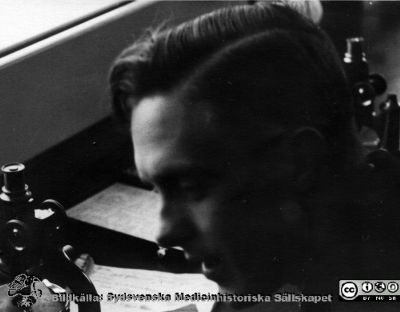 Fotoalbum "Kursen i histologi V. T. 1933.
Fotoalbum "Kursen i histologi V. T. 1933. Bildtext: "Westerberg". Medicine studerande på avdelningen för histologi på anatomiska institutionen i Lund. 
Bildkälla stiftelsen Locus Medicus Lundensis och Sydsvenska Medicinhistoriska Sällskapet / SMHS. Fotograf okänd.
Nyckelord: Locus Medicus Lundensis;Medicinska fakulteten i Lund;Histologiska avdelningen;Medicinska fakulteten i Lund;Sydsvenska Medicinhistoriska Sällskapet;Anatomiska Institutionen;Studenter
