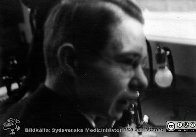 Fotoalbum "Kursen i histologi V. T. 1933.
Fotoalbum "Kursen i histologi V. T. 1933. Bildtext: "Johan Jönsson". Medicine studerande på avdelningen för histologi på anatomiska institutionen i Lund. 
Bildkälla stiftelsen Locus Medicus Lundensis och Sydsvenska Medicinhistoriska Sällskapet / SMHS. Fotograf okänd.
Nyckelord: Locus Medicus Lundensis;Medicinska fakulteten i Lund;Histologiska avdelningen;Medicinska fakulteten i Lund;Sydsvenska Medicinhistoriska Sällskapet;Anatomiska Institutionen;Studenter