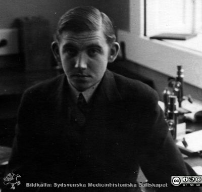Fotoalbum "Kursen i histologi V. T. 1933.
Fotoalbum "Kursen i histologi V. T. 1933. Bildtext: "Mårtenson".  Medicine studerande på avdelningen för histologi på anatomiska institutionen i Lund. 
Bildkälla stiftelsen Locus Medicus Lundensis och Sydsvenska Medicinhistoriska Sällskapet / SMHS. Fotograf okänd.
Nyckelord: Locus Medicus Lundensis;Medicinska fakulteten i Lund;Histologiska avdelningen;Medicinska fakulteten i Lund;Sydsvenska Medicinhistoriska Sällskapet;Anatomiska Institutionen;Studenter
