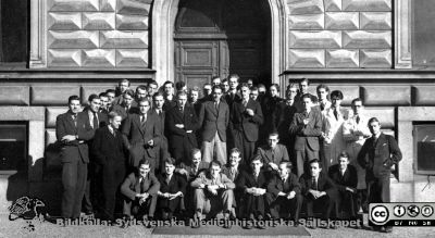 Fotoalbum  tillägnat Professor Torsten Hellman av lärjungarna 1935. Bildtext: "Kursdeltagarna".  Medicine studerande på avdelningen för histologi på anatomiska institutionen i Lund. 
Bildkälla stiftelsen Locus Medicus Lundensis och Sydsvenska Medicinhistoriska Sällskapet / SMHS. Fotograf okänd.
Nyckelord: Histologiska avdelningen;Anatomiska Institutionen;Sydsvenska Medicinhistoriska Sällskapet;Medicinska fakulteten i Lund;Locus Medicus Lundensis;Medicine studerande;Lunds universitet