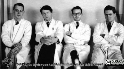Fotoalbum  tillägnat Professor Torsten Hellman av lärjungarna 1935. Bildtext saknas. Kursamanuenserna. Kursen är för medicine studerande på avdelningen för histologi på anatomiska institutionen i Lund. 
Bildkälla stiftelsen Locus Medicus Lundensis och Sydsvenska Medicinhistoriska Sällskapet / SMHS. Fotograf okänd.
Nyckelord: Histologiska avdelningen;Anatomiska Institutionen;Sydsvenska Medicinhistoriska Sällskapet;Medicinska fakulteten i Lund;Locus Medicus Lundensis;Medicine studerande;Lunds universitet