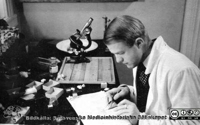 Fotoalbum  tillägnat Professor Torsten Hellman av lärjungarna 1935. Bildtext: Laborationer. Preparaten moteras". En ung medicinare i kurslaboratoriet. Han är medicine studerande på avdelningen för histologi på anatomiska institutionen i Lund. 
Bildkälla stiftelsen Locus Medicus Lundensis och Sydsvenska Medicinhistoriska Sällskapet / SMHS. Fotograf okänd.
Nyckelord: Histologiska avdelningen;Anatomiska Institutionen;Sydsvenska Medicinhistoriska Sällskapet;Medicinska fakulteten i Lund;Locus Medicus Lundensis;Medicine studerande;Lunds universitet;Kurslaboratorium