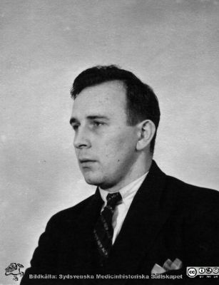 Fotoalbum  tillägnat Professor Torsten Hellman av lärjungarna 1935. Bildtext: "Verner Hedberg". Medicine studerande på avdelningen för histologi på anatomiska institutionen i Lund. 
Bildkälla stiftelsen Locus Medicus Lundensis och Sydsvenska Medicinhistoriska Sällskapet / SMHS. Fotograf okänd.
Nyckelord: Histologiska avdelningen;Anatomiska Institutionen;Sydsvenska Medicinhistoriska Sällskapet;Medicinska fakulteten i Lund;Locus Medicus Lundensis;Medicine studerande;Lunds universitet;Kurslaboratorium;Porträttbild