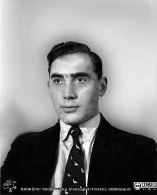 Fotoalbum  tillägnat Professor Torsten Hellman av lärjungarna 1935. Bildtext: "Per Hellberg". Medicine studerande på avdelningen för histologi på anatomiska institutionen i Lund. 
Bildkälla stiftelsen Locus Medicus Lundensis och Sydsvenska Medicinhistoriska Sällskapet / SMHS. Fotograf okänd.
Nyckelord: Histologiska avdelningen;Anatomiska Institutionen;Sydsvenska Medicinhistoriska Sällskapet;Medicinska fakulteten i Lund;Locus Medicus Lundensis;Medicine studerande;Lunds universitet;Porträttbild