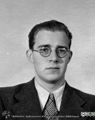 Fotoalbum  tillägnat Professor Torsten Hellman av lärjungarna 1935. Bildtext: "Nils Holmberg". Medicine studerande på avdelningen för histologi på anatomiska institutionen i Lund. 
Bildkälla stiftelsen Locus Medicus Lundensis och Sydsvenska Medicinhistoriska Sällskapet / SMHS. Fotograf okänd.
Nyckelord: Histologiska avdelningen;Anatomiska Institutionen;Sydsvenska Medicinhistoriska Sällskapet;Medicinska fakulteten i Lund;Locus Medicus Lundensis;Medicine studerande;Lunds universitet;Porträttbild