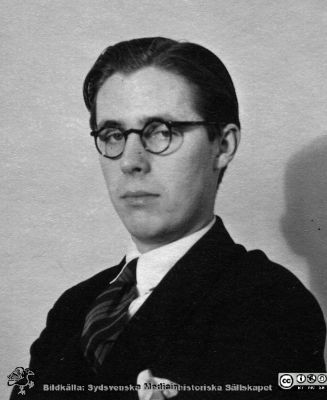 Fotoalbum  tillägnat Professor Torsten Hellman av lärjungarna 1935. Bildtext: "Per Bergman.". Medicine studerande på avdelningen för histologi på anatomiska institutionen i Lund. 
Bildkälla stiftelsen Locus Medicus Lundensis och Sydsvenska Medicinhistoriska Sällskapet / SMHS. Fotograf okänd.
Nyckelord: Histologiska avdelningen;Anatomiska Institutionen;Sydsvenska Medicinhistoriska Sällskapet;Medicinska fakulteten i Lund;Locus Medicus Lundensis;Medicine studerande;Lunds universitet;Porträttbild