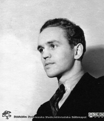 Fotoalbum  tillägnat Professor Torsten Hellman av lärjungarna 1935. Bildtext: "Thorvald Nordström.". Medicine studerande på avdelningen för histologi på anatomiska institutionen i Lund. 
Bildkälla stiftelsen Locus Medicus Lundensis och Sydsvenska Medicinhistoriska Sällskapet / SMHS. Fotograf okänd.
Nyckelord: Histologiska avdelningen;Anatomiska Institutionen;Sydsvenska Medicinhistoriska Sällskapet;Medicinska fakulteten i Lund;Locus Medicus Lundensis;Medicine studerande;Lunds universitet;Porträttbild