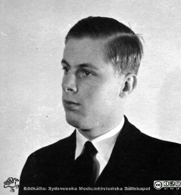 Fotoalbum  tillägnat Professor Torsten Hellman av lärjungarna 1935. Bildtext: "Sven Kraepelin.". Medicine studerande på avdelningen för histologi på anatomiska institutionen i Lund. 
Bildkälla stiftelsen Locus Medicus Lundensis och Sydsvenska Medicinhistoriska Sällskapet / SMHS. Fotograf okänd.
Nyckelord: Histologiska avdelningen;Anatomiska Institutionen;Sydsvenska Medicinhistoriska Sällskapet;Medicinska fakulteten i Lund;Locus Medicus Lundensis;Medicine studerande;Lunds universitet;Porträttbild