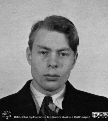Fotoalbum  tillägnat Professor Torsten Hellman av lärjungarna 1935. Bildtext: "Ingvar Larsson.". Medicine studerande på avdelningen för histologi på anatomiska institutionen i Lund. 
Bildkälla stiftelsen Locus Medicus Lundensis och Sydsvenska Medicinhistoriska Sällskapet / SMHS. Fotograf okänd.
Nyckelord: Histologiska avdelningen;Anatomiska Institutionen;Sydsvenska Medicinhistoriska Sällskapet;Medicinska fakulteten i Lund;Locus Medicus Lundensis;Medicine studerande;Lunds universitet;Porträttbild