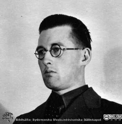 Fotoalbum  tillägnat Professor Torsten Hellman av lärjungarna 1935. Bildtext: "Karl Karlstedt". Medicine studerande på avdelningen för histologi på anatomiska institutionen i Lund. 
Bildkälla stiftelsen Locus Medicus Lundensis och Sydsvenska Medicinhistoriska Sällskapet / SMHS. Fotograf okänd.
Nyckelord: Histologiska avdelningen;Anatomiska Institutionen;Sydsvenska Medicinhistoriska Sällskapet;Medicinska fakulteten i Lund;Locus Medicus Lundensis;Medicine studerande;Lunds universitet;Porträttbild