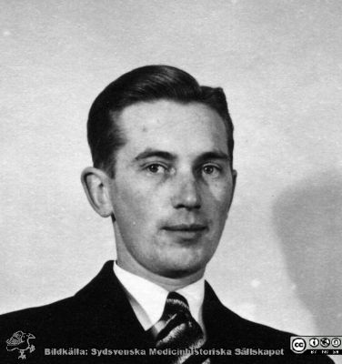 Fotoalbum  tillägnat Professor Torsten Hellman av lärjungarna 1935. Bildtext: "Wilhelm Engelbrektsson.". Medicine studerande på avdelningen för histologi på anatomiska institutionen i Lund. 
Bildkälla stiftelsen Locus Medicus Lundensis och Sydsvenska Medicinhistoriska Sällskapet / SMHS. Fotograf okänd.
Nyckelord: Histologiska avdelningen;Anatomiska Institutionen;Sydsvenska Medicinhistoriska Sällskapet;Medicinska fakulteten i Lund;Locus Medicus Lundensis;Medicine studerande;Lunds universitet;Porträttbild