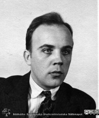 Fotoalbum  tillägnat Professor Torsten Hellman av lärjungarna 1935. Bildtext: "Lennart Bjerstaf.". Medicine studerande på avdelningen för histologi på anatomiska institutionen i Lund. 
Bildkälla stiftelsen Locus Medicus Lundensis och Sydsvenska Medicinhistoriska Sällskapet / SMHS. Fotograf okänd.
Nyckelord: Histologiska avdelningen;Anatomiska Institutionen;Sydsvenska Medicinhistoriska Sällskapet;Medicinska fakulteten i Lund;Locus Medicus Lundensis;Medicine studerande;Lunds universitet;Porträttbild
