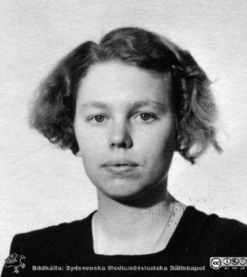 Fotoalbum  tillägnat Professor Torsten Hellman av lärjungarna 1935. Bildtext: "Marianne Roijer.". Medicine studerande på avdelningen för histologi på anatomiska institutionen i Lund. 
Bildkälla stiftelsen Locus Medicus Lundensis och Sydsvenska Medicinhistoriska Sällskapet / SMHS. Fotograf okänd.
Nyckelord: Histologiska avdelningen;Anatomiska Institutionen;Sydsvenska Medicinhistoriska Sällskapet;Medicinska fakulteten i Lund;Locus Medicus Lundensis;Medicine studerande;Lunds universitet;Porträttbild