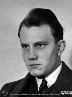 Fotoalbum  tillägnat Professor Torsten Hellman av lärjungarna 1935. Bildtext: "Karl-Eric Ramquist.". Medicine studerande på avdelningen för histologi på anatomiska institutionen i Lund. 
Bildkälla stiftelsen Locus Medicus Lundensis och Sydsvenska Medicinhistoriska Sällskapet / SMHS. Fotograf okänd.
Nyckelord: Histologiska avdelningen;Anatomiska Institutionen;Sydsvenska Medicinhistoriska Sällskapet;Medicinska fakulteten i Lund;Locus Medicus Lundensis;Medicine studerande;Lunds universitet;Porträttbild