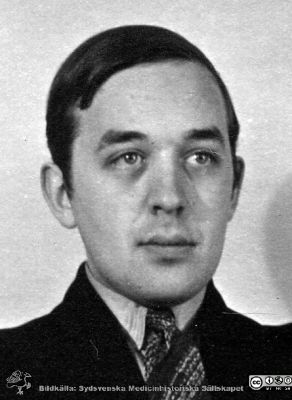 Fotoalbum  tillägnat Professor Torsten Hellman av lärjungarna 1935. Bildtext: "Bengt Nohrman.". Medicine studerande på avdelningen för histologi på anatomiska institutionen i Lund. 
Bildkälla stiftelsen Locus Medicus Lundensis och Sydsvenska Medicinhistoriska Sällskapet / SMHS. Fotograf okänd.
Nyckelord: Histologiska avdelningen;Anatomiska Institutionen;Sydsvenska Medicinhistoriska Sällskapet;Medicinska fakulteten i Lund;Locus Medicus Lundensis;Medicine studerande;Lunds universitet;Porträttbild