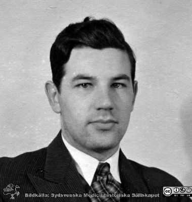 Fotoalbum  tillägnat Professor Torsten Hellman av lärjungarna 1935.
Fotoalbum tillägnat Professor Torsten Hellman av lärjungarna 1935. Bildtext: "Nils Malmberg.". Medicine studerande på avdelningen för histologi på anatomiska institutionen i Lund. 
Bildkälla stiftelsen Locus Medicus Lundensis och Sydsvenska Medicinhistoriska Sällskapet / SMHS. Fotograf okänd.
Nyckelord: Histologiska avdelningen;Anatomiska Institutionen;Sydsvenska Medicinhistoriska Sällskapet;Medicinska fakulteten i Lund;Locus Medicus Lundensis;Medicine studerande;Lunds universitet;Porträttbild