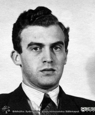 Fotoalbum  tillägnat Professor Torsten Hellman av lärjungarna 1935. Bildtext: "Stig Johnson.". Medicine studerande på avdelningen för histologi på anatomiska institutionen i Lund. 
Bildkälla stiftelsen Locus Medicus Lundensis och Sydsvenska Medicinhistoriska Sällskapet / SMHS. Fotograf okänd.
Nyckelord: Histologiska avdelningen;Anatomiska Institutionen;Sydsvenska Medicinhistoriska Sällskapet;Medicinska fakulteten i Lund;Locus Medicus Lundensis;Medicine studerande;Lunds universitet;Porträttbild