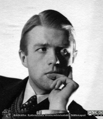Fotoalbum  tillägnat Professor Torsten Hellman av lärjungarna 1935.
Fotoalbum tillägnat Professor Torsten Hellman av lärjungarna 1935. Bildtext: "Bakom kameran Lars Hjortsberg.". Medicine studerande på avdelningen för histologi på anatomiska institutionen i Lund. 
Bildkälla stiftelsen Locus Medicus Lundensis och Sydsvenska Medicinhistoriska Sällskapet / SMHS. Fotograf okänd.
Nyckelord: Histologiska avdelningen;Anatomiska Institutionen;Sydsvenska Medicinhistoriska Sällskapet;Medicinska fakulteten i Lund;Locus Medicus Lundensis;Medicine studerande;Lunds universitet;Porträttbild