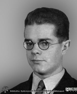 Fotoalbum  tillägnat Professor Torsten Hellman av lärjungarna 1935.
Fotoalbum tillägnat Professor Torsten Hellman av lärjungarna 1935. Bildtext: "Nils Johan Nilsson.". Medicine studerande på avdelningen för histologi på anatomiska institutionen i Lund. 
Bildkälla stiftelsen Locus Medicus Lundensis och Sydsvenska Medicinhistoriska Sällskapet / SMHS. Fotograf okänd.
Nyckelord: Histologiska avdelningen;Anatomiska Institutionen;Sydsvenska Medicinhistoriska Sällskapet;Medicinska fakulteten i Lund;Locus Medicus Lundensis;Medicine studerande;Lunds universitet;Porträttbild