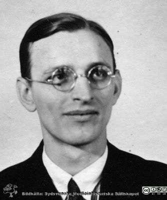 Fotoalbum  tillägnat Professor Torsten Hellman av lärjungarna 1935.
Fotoalbum tillägnat Professor Torsten Hellman av lärjungarna 1935. Bildtext: "Nils Sjörén.". Medicine studerande på avdelningen för histologi på anatomiska institutionen i Lund. 
Bildkälla stiftelsen Locus Medicus Lundensis och Sydsvenska Medicinhistoriska Sällskapet / SMHS. Fotograf okänd.
Nyckelord: Histologiska avdelningen;Anatomiska Institutionen;Sydsvenska Medicinhistoriska Sällskapet;Medicinska fakulteten i Lund;Locus Medicus Lundensis;Medicine studerande;Lunds universitet;Porträttbild