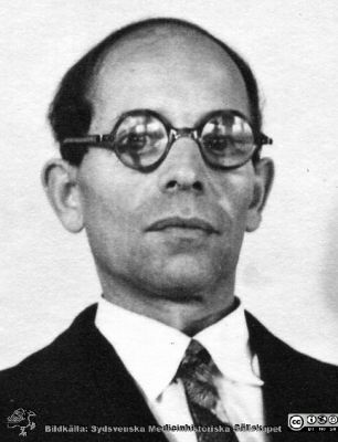 Fotoalbum  tillägnat Professor Torsten Hellman av lärjungarna 1935.
Fotoalbum tillägnat Professor Torsten Hellman av lärjungarna 1935. Bildtext: "Max Trop-Krinski.". Medicine studerande på avdelningen för histologi på anatomiska institutionen i Lund. Bildkälla stiftelsen Locus Medicus Lundensis och Sydsvenska Medicinhistoriska Sällskapet / SMHS. Fotograf okänd.
Nyckelord: Histologiska avdelningen;Anatomiska Institutionen;Sydsvenska Medicinhistoriska Sällskapet;Medicinska fakulteten i Lund;Locus Medicus Lundensis;Medicine studerande;Lunds universitet;Porträttbild