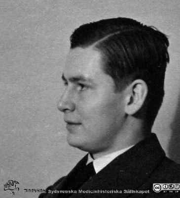 Fotoalbum  tillägnat Professor Torsten Hellman av lärjungarna 1935.
Fotoalbum  tillägnat Professor Torsten Hellman av lärjungarna 1935. Bildtext: "Hans Östberg.". Medicine studerande på avdelningen för histologi på anatomiska institutionen i Lund. Bildkälla stiftelsen Locus Medicus Lundensis och Sydsvenska Medicinhistoriska Sällskapet / SMHS. Fotograf okänd.
Nyckelord: Histologiska avdelningen;Anatomiska Institutionen;Sydsvenska Medicinhistoriska Sällskapet;Medicinska fakulteten i Lund;Locus Medicus Lundensis;Medicine studerande;Lunds universitet;Porträttbild