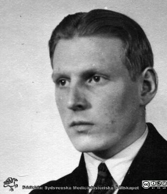 Fotoalbum  tillägnat Professor Torsten Hellman av lärjungarna 1935.
Fotoalbum tillägnat Professor Torsten Hellman av lärjungarna 1935. Bildtext: "Åke Norrby.". Medicine studerande på avdelningen för histologi på anatomiska institutionen i Lund. 
Bildkälla stiftelsen Locus Medicus Lundensis och Sydsvenska Medicinhistoriska Sällskapet / SMHS. Fotograf okänd.
Nyckelord: Histologiska avdelningen;Anatomiska Institutionen;Sydsvenska Medicinhistoriska Sällskapet;Medicinska fakulteten i Lund;Locus Medicus Lundensis;Medicine studerande;Lunds universitet;Porträttbild