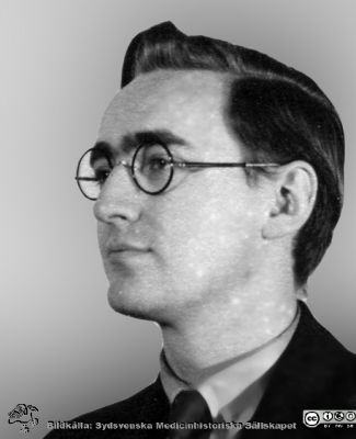 Fotoalbum  tillägnat Professor Torsten Hellman av lärjungarna 1935.
Fotoalbum tillägnat Professor Torsten Hellman av lärjungarna 1935. Bildtext: "Lars Persson.". Medicine studerande på avdelningen för histologi på anatomiska institutionen i Lund. 
Bildkälla stiftelsen Locus Medicus Lundensis och Sydsvenska Medicinhistoriska Sällskapet / SMHS. Fotograf okänd.
Nyckelord: Histologiska avdelningen;Anatomiska Institutionen;Sydsvenska Medicinhistoriska Sällskapet;Medicinska fakulteten i Lund;Locus Medicus Lundensis;Medicine studerande;Lunds universitet;Porträttbild