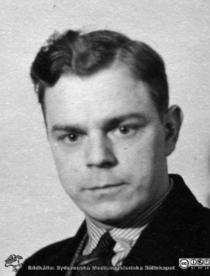 Fotoalbum  tillägnat Professor Torsten Hellman av lärjungarna 1935.
Fotoalbum  tillägnat Professor Torsten Hellman av lärjungarna 1935. Bildtext: "Walter Giselsson.". Medicine studerande på avdelningen för histologi på anatomiska institutionen i Lund. Bildkälla stiftelsen Locus Medicus Lundensis och Sydsvenska Medicinhistoriska Sällskapet / SMHS. Fotograf okänd.
Nyckelord: Histologiska avdelningen;Anatomiska Institutionen;Sydsvenska Medicinhistoriska Sällskapet;Medicinska fakulteten i Lund;Locus Medicus Lundensis;Medicine studerande;Lunds universitet;Porträttbild