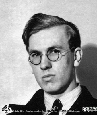 Fotoalbum  tillägnat Professor Torsten Hellman av lärjungarna 1935.
Fotoalbum tillägnat Professor Torsten Hellman av lärjungarna 1935. Bildtext: "Nils Emmelin.". Medicine studerande på avdelningen för histologi på anatomiska institutionen i Lund. 
Bildkälla stiftelsen Locus Medicus Lundensis och Sydsvenska Medicinhistoriska Sällskapet / SMHS. Fotograf okänd.
Nyckelord: Histologiska avdelningen;Anatomiska Institutionen;Sydsvenska Medicinhistoriska Sällskapet;Medicinska fakulteten i Lund;Locus Medicus Lundensis;Medicine studerande;Lunds universitet;Porträttbild