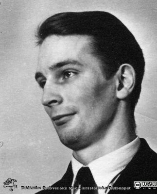 Fotoalbum  tillägnat Professor Torsten Hellman av lärjungarna 1935.
Fotoalbum tillägnat Professor Torsten Hellman av lärjungarna 1935. Bildtext: "Alf Sjögren.". Medicine studerande på avdelningen för histologi på anatomiska institutionen i Lund. 
Bildkälla stiftelsen Locus Medicus Lundensis och Sydsvenska Medicinhistoriska Sällskapet / SMHS. Fotograf okänd.
Nyckelord: Histologiska avdelningen;Anatomiska Institutionen;Sydsvenska Medicinhistoriska Sällskapet;Medicinska fakulteten i Lund;Locus Medicus Lundensis;Medicine studerande;Lunds universitet;Porträttbild
