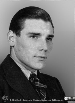 Fotoalbum  tillägnat Professor Torsten Hellman av lärjungarna 1935.
Fotoalbum tillägnat Professor Torsten Hellman av lärjungarna 1935. Bildtext: "Eric Johnson.". Medicine studerande på avdelningen för histologi på anatomiska institutionen i Lund. Bildkälla stiftelsen Locus Medicus Lundensis och Sydsvenska Medicinhistoriska Sällskapet / SMHS. Fotograf okänd.
Nyckelord: Histologiska avdelningen;Anatomiska Institutionen;Sydsvenska Medicinhistoriska Sällskapet;Medicinska fakulteten i Lund;Locus Medicus Lundensis;Medicine studerande;Lunds universitet;Porträttbild