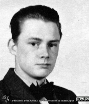 Fotoalbum tillägnat Professor Torsten Hellman 1935.
Fotoalbum tillägnat Professor Torsten Hellman av lärjungarna 1935. Bildtext: "John Kock.". Medicine studerande på avdelningen för histologi på anatomiska institutionen i Lund. Senare provinsialläkare i Landskrona sedan 1966.
Bildkälla stiftelsen Locus Medicus Lundensis och Sydsvenska Medicinhistoriska Sällskapet / SMHS. Fotograf okänd.
Nyckelord: Histologiska avdelningen;Anatomiska Institutionen;Sydsvenska Medicinhistoriska Sällskapet;Medicinska fakulteten i Lund;Locus Medicus Lundensis;Medicine studerande;Lunds universitet;Porträttbild