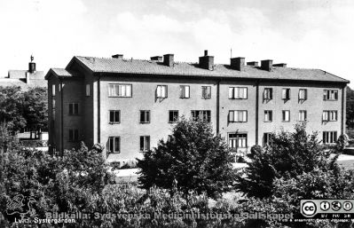 Album SSSH Lund 1927.
Album SSSH Lund 1927, skapat av SSSH-sköterskan "ego", med bilder från sin utbildningstid och senare genom flera decennier. Bilden är ett vykort som ligger löst i detta album. Det visar  Systergården, ett hyreshus för SSSH-sjuksköterskor på Sofiavägen i Lund. Det förvaltas av Stiftelsen Systergården i Lund.
Nyckelord: SSSH;Södra Sveriges Sjuksköterskehem;Lund;Fotografiskt vykort