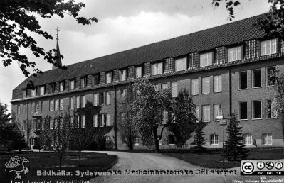 Album SSSH Lund 1927.
Album SSSH Lund 1927, skapat av SSSH-sköterskan "ego", med bilder från sin utbildningstid och senare genom flera decennier. Bilden är ett vykort som ligger löst i detta album. Det visar  dåvarande kvinnokliniken på Lasarettet i Lund. Förlag Hultmans pappershandel i Lund. Fotograf okänd.
Nyckelord: SSSH;Södra Sveriges Sjuksköterskehem;Lasarettet i Lund;Fotografiskt vykort