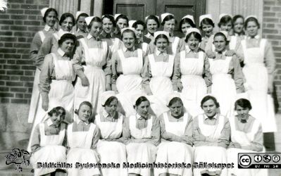 Album SSSH Lund 1927.
Album SSSH Lund 1927, skapat av SSSH-sköterskan "ego", med bilder från sin utbildningstid och senare genom flera decennier. Bildtext: "SSSH. Vårkursen 1926.".
Nyckelord: Lasarettet i Lund;Södra Sveriges Sjuksköterskehem;SSSH;Sydsvenska Medicinhistoriska Sällskapet;SMHS