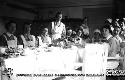 Album SSSH Lund 1927.
Album SSSH Lund 1927, skapat av SSSH-sköterskan "ego", med bilder från sin utbildningstid och senare genom flera decennier. Bildtext: "SSSH. Skolköksavd. ".
Nyckelord: Lasarettet i Lund;Södra Sveriges Sjuksköterskehem;SSSH;Sydsvenska Medicinhistoriska Sällskapet;SMHS