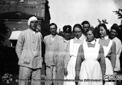 Album SSSH Lund 1927
Album SSSH Lund 1927, skapat av SSSH-sköterskan "ego", med bilder från sin utbildningstid och senare genom flera decennier. Bildtext "På Öronklin MAS 1926". Tre unga kvinnor varav en med elevsnibb tillsammans med 5 mån, varav en har ett stort öronbandage. .
Nyckelord: Lasarettet i Lund;Södra Sveriges Sjuksköterskehem;SSSH;Sydsvenska Medicinhistoriska Sällskapet;SMHS;Malm;ronklinik