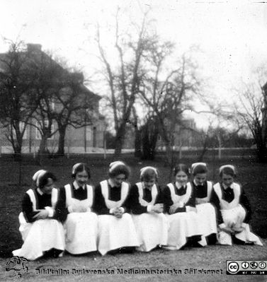 Album SSSH Lund 1927
Album SSSH Lund 1927, skapat av SSSH-sköterskan "ego", med bilder från sin utbildningstid och senare genom flera decennier. Bildtext "Kursare 1927". Möjligen sitter "Ego" som nr 2 från vänster..
Nyckelord: Lasarettet i Lund;Södra Sveriges Sjuksköterskehem;SSSH;Sydsvenska Medicinhistoriska Sällskapet;SMHS