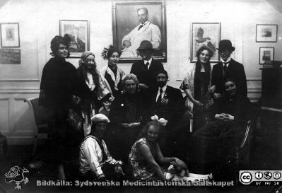 Album SSSH Lund 1927
Album SSSH Lund 1927, skapat av SSSH-sköterskan "ego", med bilder från sin utbildningstid och senare genom flera decennier. Bildtext "Provsysterhippa Lund, 1927. " Foto i Salongen på SSSH. Möjligen är det "Ego" som står som nr 3 från vänster i bakersta ledet.
Nyckelord: Lasarettet i Lund;Södra Sveriges Sjuksköterskehem;SSSH;Sydsvenska Medicinhistoriska Sällskapet;SMHS