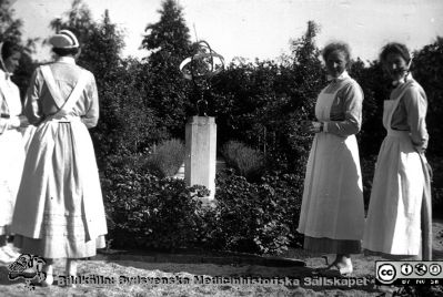 Bild ur fotoalbum SSSH Lund 1927
Album SSSH Lund 1927, skapat av SSSH-sköterskan "ego", med bilder från sin utbildningstid och senare genom flera decennier. Bildtext "Invigningen av Berga i Bjärred. Selda, Dagny B, Anna Gros, Ester A.". Sköterskor i parken. Året var 1933 enligt Hembygdsföreningen i Lomma kommun (URL https://www.hembygd.se/lomma/plats/856/gallery/2005183)
Nyckelord: Lasarettet i Lund;Södra Sveriges Sjuksköterskehem;SSSH;Sydsvenska Medicinhistoriska Sällskapet;SMHS;SSSH-hemmet i Bjärred